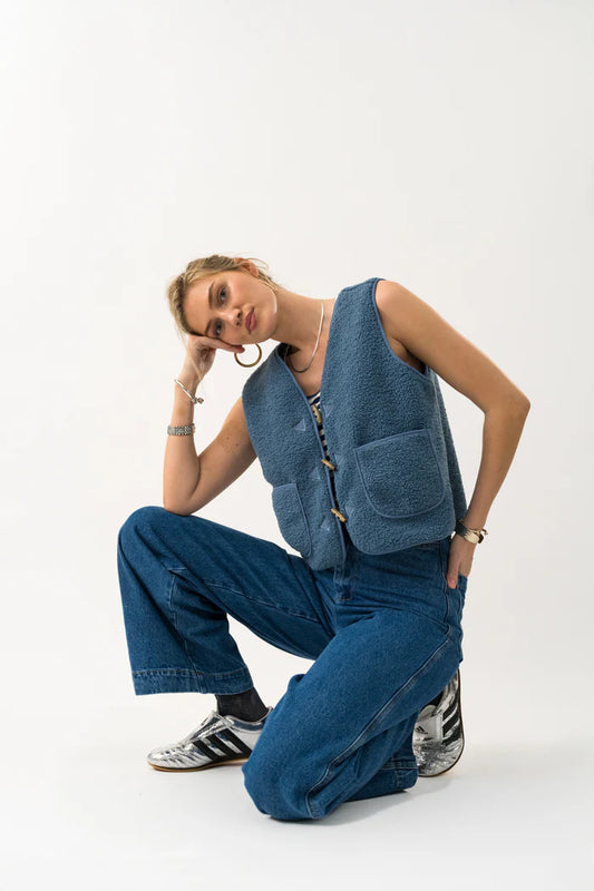 Hugo Vest SL – Dusty Blue | Teddy-fleece bodywarmer